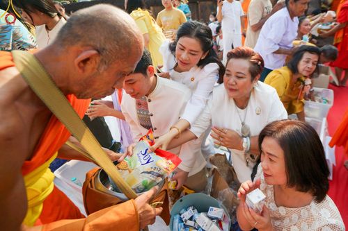 ภาพ No.58744:พิธีตักบาตรพระ ๑,๐๐๐ รูป สมโภชครบรอบ ๘๐๐ ปี พระบรมธาตุเมืองเชลียง ณ วัดพระศรีรัตนมหาธาตุ ราชวรวิหาร  (วัดพระปรางค์) ต.ศรีสัชนาลัย  อ.ศรีสัชนาลัย จ.สุโขทัย วันพฤหัสบดีที่ ๒๕ เมษายน พ.ศ. ๒๕๖๗