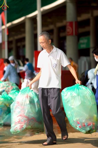 ภาพ No.220517:วันที่ 23-25 เมษายน พ.ศ. 2568 เจ้าหน้าที่และสาธุชนช่วยกัน รับบุญเก็บงานวันคุ้มครองโลก ณ วัดพระธรรมกาย