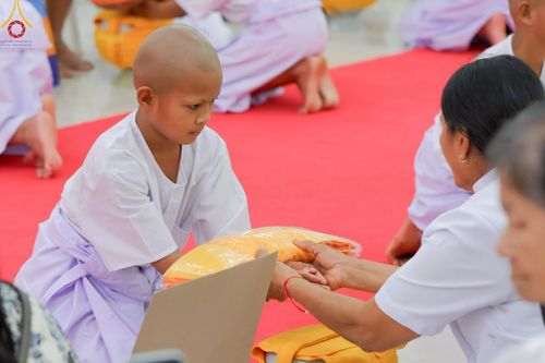 ภาพ No.216239:วันเสาร์ที่ 5 เมษายน พ.ศ. 2568 พิธีตัดปอยผม พิธีขอขมาผู้ปกครอง พิธีขอขมามอบผ้าไตร พิธีบรรพชา พิธีถวายบาตรสามเณร ณ ศูนย์ปฏิบัติธรรมและศูนย์อบรมเยาวชนเพชรบุรี ต.ท่าแลง อ.ท่ายาง จ.เพชรบุรี