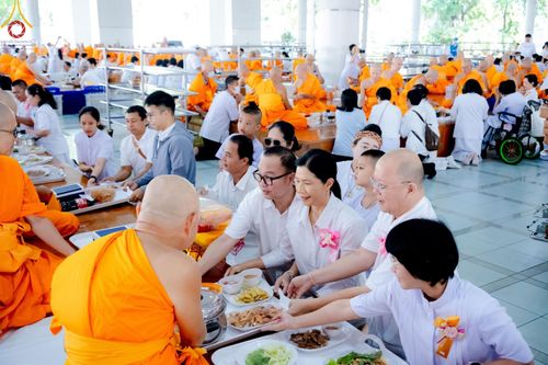 ภาพ No.177424:พิธีถวายภัตตาหารเมนูสวรรค์ และพิธีบุพเปตพลี ครั้งที่ 158 ร่วมอุทิศบุญแด่หมู่ญาติที่ล่วงลับไปแล้ว และสืบทอดอายุพระพุทธศาสนา ณ วัดพระธรรมกาย วันที่ 30 พฤศจิกายน พ.ศ.2567 (วันพระ แรม 15 ค่ำ เดือน 12)