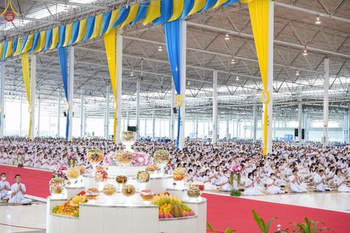 ภาพ No.89499:พิธีตักบาตร ข้าวสารอาหารแห้ง พิธีบูชาข้าวพระ และพิธีจุดเทียนใจ ไฟนิรันดร์  อนันตชัย ณ สภาธรรมกายสากล วัดพระธรรมกาย วันอาทิตย์ที่ 1 ตุลาคม พ.ศ. 2566