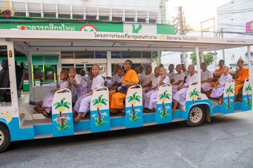 ภาพ No.59173:พิธีปลงผมและแห่นาคธรรมทายาท ในโครงการบรรพชาสามเณร ภาคฤดูร้อน เฉลิมพระเกียรติพระบาทสมเด็จพระเจ้าอยู่หัว เนื่องในโอกาส  พระราชพิธีมหามงคลเฉลิมพระชนมพรรษา 6 รอบ  ปลงผมนาคในวันที่ 21 เมษายน พ.ศ 2567 ณ วัดกลางธนรินทร์ (ธรรมอุทยานบ้านแป้ง)