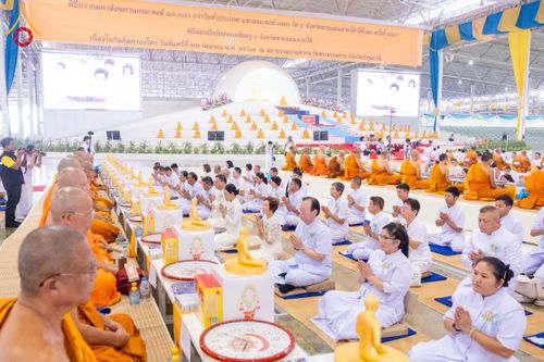 ภาพ No.59998:พิธีเจริญพระพุทธมนต์ "ฉลองอายุวัฒนมงคล 80 ปี หลวงพ่อธัมมชโย" พิธีถวายไทยธรรม คณะสงฆ์ 10,000 กว่าวัดทั่วประเทศ ในวันคุ้มครองโลก วันจันทร์ที่ 22 เมษายน พ.ศ. 2567 ณ สภาธรรมกายสากล วัดพระธรรมกาย จ.ปทุมธานี