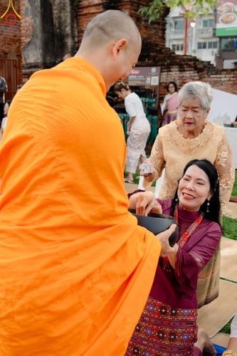 ภาพ No.138578:พิธีตักบาตร วัดราชบูรณะ จ.พระนครศรีอยุธยา วันที่ 25 พฤษภาคม พ.ศ.2567