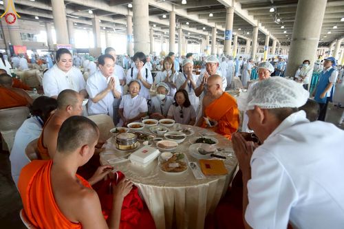 ภาพ No.219456:วันอังคารที่ 22 เมษายน พ.ศ. 2568 พิธีมอบปัจจัยช่วยเหลือครู 4 จังหวัดชายแดนภาคใต้ , พิธีกล่าวคำถวายอุปกรณ์ เพื่อเตรียมการต้อนรับคณะสงฆ์ฯ , พิธีกล่าวคำถวายภัตตาหารเป็นสังฆทาน , คณะสงฆ์ฉันภัตตาหารเพล  เนื่องในวันคุ้มครองโลก พิธีถวายมหาสังฆทานแด่คณะสงฆ์