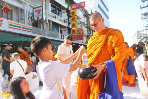 ภาพ No.147918:มหาสังฆทานครั้งยิ่งใหญ่ ตักบาตรพระ 10,000 รูป คณะสงฆ์ 4 ประเทศ 14 จังหวัดภาคใต้ วันอาทิตย์ที่ 11 สิงหาคม พ.ศ. 2567 ณ นิพัทธ์อุทิศ 3 ใจกลางนครหาดใหญ่ จ.สงขลา