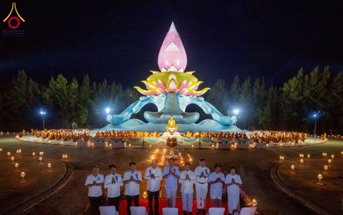 ภาพ No.266155:วันพุธที่ 5 พฤศจิกายน พ.ศ. 2568 (วันพระ ขึ้น 15 ค่ำ เดือน 12) พิธีจุดประทีปโคมลาน, โคมลอย และลอยกระทง ถวายประทีปเป็นพุทธบูชา สร้างความสว่างไสวให้กับแผ่นดินด้วยแสงธรรม ณ พุทธอุทยานนานาชาติ จังหวัดหนองคาย