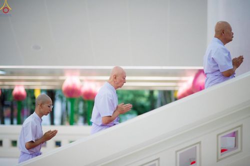 ภาพ No.228911:วันเสาร์ที่ 14 มิถุนายน พ.ศ. 2568 พิธีเวียนประทักษิณ , พิธีขอขมารับผ้าไตร ในโครงการบรรพชาอุปสมบทหมู่ ผู้บริหารรุ่นที่ 15 และ อุดมศึกษา รุ่นที่ 52 ณ โบสถ์พระไตรปิฎก วัดพระธรรมกาย