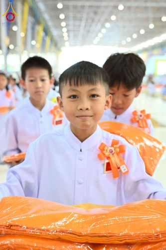 ภาพ No.215441:วันอาทิตย์ต้นเดือนที่ 6 เมษายน พ.ศ. 2568 ขบวนอัญเชิญผ้าป่าสมทบ มหาสังฆทาน 40,000 กว่าวัดทั่วประเทศ ณ สภาธรรมกายสากล วัดพระธรรมกาย