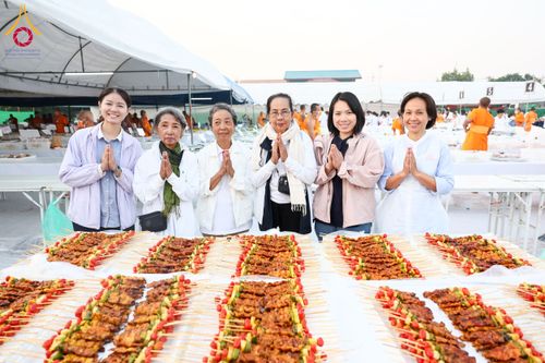 ภาพ No.191077:พิธีถวายภัตตาหารเป็นสังฆทาน แด่พระธรรมยาตรา ณ อนุสรณ์สถานคลองบางนางแท่น อ.สามพราน จ.นครปฐม ในโครงการธรรมยาตรา กตัญญูบูชา มหาปูชนียาจารย์ พระมงคลเทพมุนี(สด จนฺทสโร) พระผู้ปราบมาร อนุสรณ์สถาน 7 แห่ง ปีที่ 13 วันที่ 8 มกราคม พ.ศ. 2568