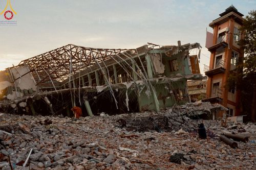 ภาพ No.220356:วันที่ 17 เมษายน พ.ศ. 2568 ผู้แทนวัดพระธรรมกาย ลงพื้นที่เยียวยา ซับน้ำตาเหยื่อแผ่นดินไหวมัณฑะเลย์