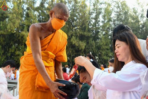 ภาพ No.107588:พิธีตักบาตรพระธรรมยาตราฯ ในโครงการธรรมยาตรากตัญญูบูชา มหาปูชนียาจารย์ พระมงคลเทพมุนี(สด จนฺทสโร) พระผู้ปราบมาร ปีที่ 12 ณ อนุสรณ์สถานมหาวิหารพระมงคลเทพมุนี อ.สองพี่น้อง จ.สุพรรณบุรี วันที่ 7 มกราคม พ.ศ. 2567