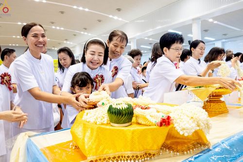 ภาพ No.251306:วันที่ 10 ตุลาคม พ.ศ. 2568 พิธีปฏิบัติธรรม ในวันคล้ายวันเกิด 141 ปี พระมงคลเทพมุนี (สด จนฺทสโร) พระผู้ปราบมาร ณ สภาธรรมกายสากล วัดพระธรรมกาย