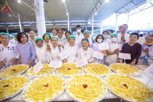 ภาพ No.202736:พิธีถวายภัตตาหารเป็นสังฆทาน แด่พระธรรมยาตรา ณ วัดพระธรรมกาย ตำบลคลองสาม อำเภอคลองหลวง จังหวัดปทุมธานี ในโครงการธรรมยาตรา กตัญญูบูชา มหาปูชนียาจารย์ พระมงคลเทพมุนี(สด จนฺทสโร) พระผู้ปราบมาร อนุสรณ์สถาน 7 แห่ง ปีที่ 13 วันที่ 28 มกราคม พ.ศ. 2568