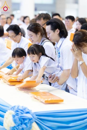 ภาพ No.134524:พิธีทอดผ้าป่าสมทบ มหาสังฆทาน 10,000 วัด ทั่วไทย วันอาทิตย์ต้นเดือนที่ 7 เมษายน พ.ศ.2567 ณ ห้องแก้วสารพัดนึก 1 สภาธรรมกายสากล  วัดพระธรรมกาย จ.ปทุมธานี