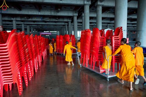 ภาพ No.220827:วันที่ 24-25 เมษายน พ.ศ. 2568 การเก็บงาน ผ้ารับประเคน ผ้าระบาย โต๊ะ เก้าอี้  ภายหลังงานวันคุ้มครองโลก ณ วัดพระธรรมกาย