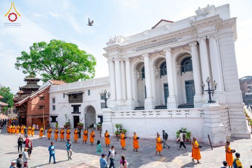 ภาพ No.213162:วันที่ 17 - 18 มีนาคม พ.ศ. 2568 คณะสงฆ์และสามเณรเดินบิณฑบาต รอบเมืองในพื้นที่ วัดสยมภูวนาถและราชวังปาตัน ณ เมืองกาฐมาณฑุ ประเทศเนปาล