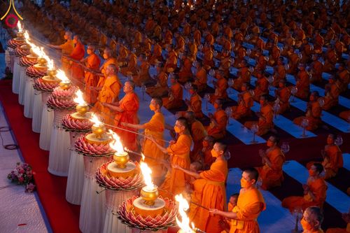 ภาพ No.107169:พิธีจุดประทีปถวายเป็นพุทธบูชา และบูชาธรรมมหาปูชนียาจารย์ ในโครงการธรรมยาตรากตัญญูบูชา มหาปูชนียาจารย์ พระมงคลเทพมุนี(สด จนฺทสโร) พระผู้ปราบมาร  อนุสรณ์สถาน 7 แห่ง ปีที่ 12  วันที่ 6 มกราคม พ.ศ. 2567 ณ อนุสรณ์สถานมหาวิหารพระมงคลเทพมุนี อ.สองพี่น้อง จ.สุพร
