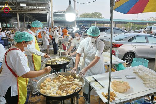 ภาพ No.204341:พิธีถวายภัตตาหารเป็นสังฆทาน แด่พระธรรมยาตรา ณ วัดพระธรรมกาย ตำบลคลองสาม อำเภอคลองหลวง จังหวัดปทุมธานี ในโครงการธรรมยาตรา กตัญญูบูชา มหาปูชนียาจารย์ พระมงคลเทพมุนี(สด จนฺทสโร) พระผู้ปราบมาร อนุสรณ์สถาน 7 แห่ง ปีที่ 13 วันที่ 31 มกราคม พ.ศ. 2568