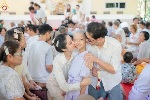 ภาพ No.135102: พิธีบรรพชาสามเณร  พิธีตักบาตรฉลองสามเณรใหม่ วันที่ 1 เมษายน พ.ศ.2567 ในโครงการบรรพชาสามเณรฟื้นฟูพระพุทธศาสนาทั่วไทย ณ ศูนย์ปฏิบัติธรรมแก้วเมืองเลย