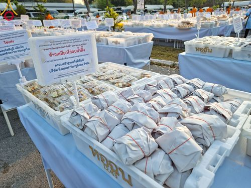 ภาพ No.108505:ถวายภัตตาหารเป็นสังฆทาน แด่คณะพระธรรมยาตราฯ ในโครงการธรรมยาตรากตัญญูบูชา มหาปูชนียาจารย์ พระมงคลเทพมุนี(สด จนฺทสโร) พระผู้ปราบมาร อนุสรณ์สถาน 7 แห่ง ปีที่ 12 วันที่ 7 มกราคม พ.ศ. 2567 ณ อนุสรณ์สถานโลตัสแลนด์ จ.สุพรรณบุรี