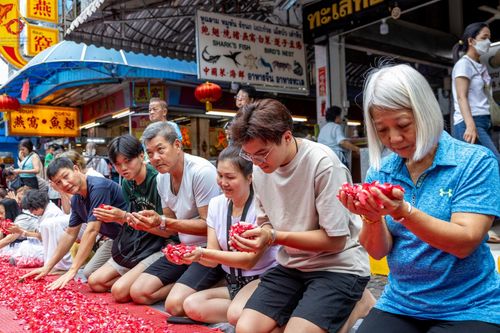 ภาพ No.128249:พิธีอัญเชิญพระบรมสารีริกธาตุ " ใจกลางเมืองนครหาดใหญ่ " เพื่อประดิษฐาน ณ มหารัตนเจดีย์สิริปทุมสวรรค์ (เจดีย์อริยพุทธะ 5 พระองค์) ศูนย์ปฏิบัติธรรมภาคใต้ อ.บางกล่ำ จ.สงขลา  วันที่ 9 มีนาคม พ.ศ.2567 (ชุดที่ 1)
