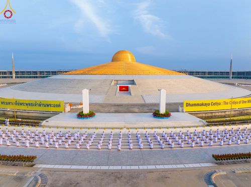 ภาพ No.101474:พิธีเวียนประทักษิณ, พิธีวันทาเจดีย์, พิธีขอขมาและมอบผ้าไตร ในโครงการอุปสมบทหมู่ รุ่นบูชาธรรมมหาปูชนียาจารย์ ณ วัดพระธรรมกาย ในวันที่ 9 ธันวาคม พ.ศ. 2566