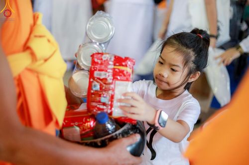 ภาพ No.167544:พิธีตักบาตรและพิธีบูชาข้าวพระ ในวันอาทิตย์ที่ 3 พฤศจิกายน พ.ศ. 2567 ณ วัดพระธรรมกาย