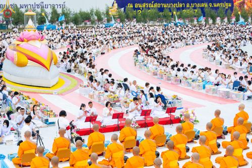 ภาพ No.118518:พิธีตักบาตรพระธรรมยาตรา ปีที่ 12 ณ อนุสรณ์สถานลำดับที่ 5 สถานที่เผยแผ่วิชชาธรรมกายครั้งแรก อนุสรณ์สถานบางปลา จ.นครปฐม วันที่ 25 มกราคม พ.ศ. 2567