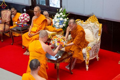 ภาพ No.214823:พิธีต้อนรับสัญญาบัตร พัดยศ พระราชวิเทศวชิรเวที (บัณฑิต วรปญฺโญ) เจ้าอาวาสวัดพระธรรมกายสกอตแลนด์ สหราชอาณาจักร ผู้ช่วยเจ้าอาวาสวัดพระธรรมกาย ณ อุโบสถพระไตรปิฏก วัดพระธรรมกาย