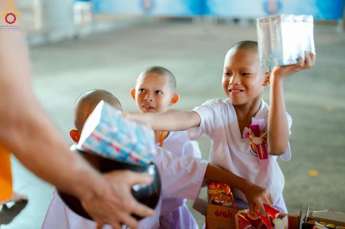 ภาพ No.214644:วันศุกร์ที่ 4 เมษายน พ.ศ.2568 นาคธรรมทายาทตักบาตรพระพี่เลี้ยง ในโครงการบรรพชาสามเณร ฟื้นฟูพระพุทธศาสนาทั่วไทย ณ วิหารคด 22 วัดพระธรรมกาย