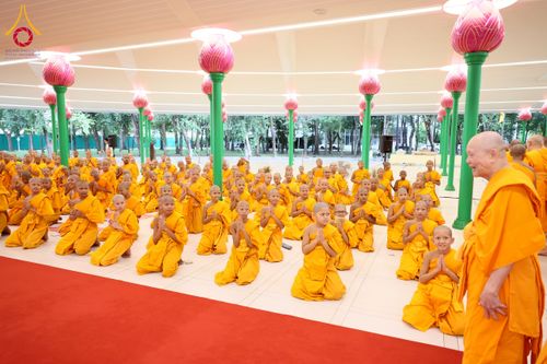 ภาพ No.233197:วันที่ 11 กรกฏาคม พ.ศ. 2568 พิธีอธิษฐานพรรษา ของคณะสงฆ์ ณ โบสถ์พระไตรปิฎก วัดพระธรรมกาย ต.คลองสาม อ.คลองหลวง จ.ปทุมธานี