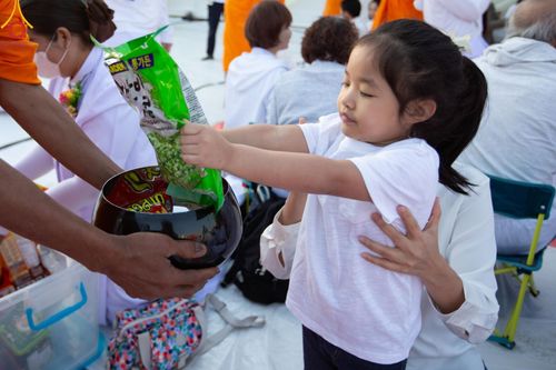 ภาพ No.195392:พิธีตักบาตรพระธรรมยาตรา ณ อนุสรณ์สถานลำดับที่ 3 สถานที่เกิดใหม่ในเพศสมณะ วัดสองพี่น้อง ต.ต้นตาล อ.สองพี่น้อง จ.สุพรรณบุรี ในโครงการธรรมยาตรา กตัญญูบูชา มหาปูชนียาจารย์ พระมงคลเทพมุนี(สด จนฺทสโร) พระผู้ปราบมาร ปีที่ 13 วันที่ 15 มกราคม พ.ศ.2568