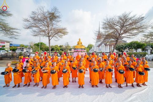 ภาพ No.58170:พิธีตักบาตรพระภิกษุและสามเณร 180 รูป ณ ลานองค์พระสมุทรเจดีย์ จ.สมุทรปราการ วันเสาร์ที่ 27 เมษายน พ.ศ. 2567