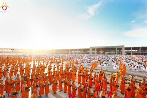 ภาพ No.187787:พิธีตักบาตรฉลองพระใหม่ ต้อนรับพุทธศักราช 2568 ณ ลานธรรมพระมหาธรรมกายเจดีย์ วัดพระธรรมกาย จ.ปทุมธานี วันที่ 1 มกราคม พ.ศ. 2568