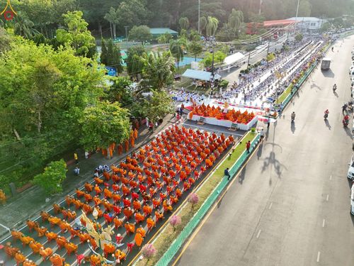 ภาพ No.235204:วันอาทิตย์ที่ 27 กรกฎาคม พ.ศ. 2568 พิธีตักบาตรพระ1,000 รูป ทำบุญเมืองพัทลุง ประธานสงฆ์ พระปริยัติวชิโรดม  เจ้าคณะจังหวัดพัทลุง ประธานฆราวาส นายรัฐศาสตร์ ชิดชู  ผู้ว่าราชการจังหวัดพัทลุง