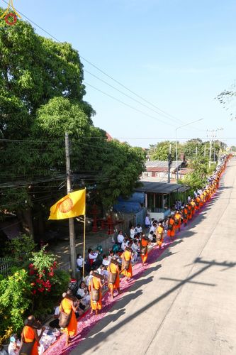 ภาพ No.193310:พิธีต้อนรับพระธรรมยาตรา ณ อนุสรณ์สถาน สถานที่เกิดในเพศสมณะ วัดสองพี่น้อง อำเภอสองพี่น้อง จังหวัดสุพรรณบุรี ในโครงการธรรมยาตรา กตัญญูบูชา มหาปูชนียาจารย์ พระมงคลเทพมุนี(สด จนฺทสโร) พระผู้ปราบมาร อนุสรณ์สถาน 7 แห่ง ปีที่ 13 วันที่ 11 มกราคม พ.ศ. 2568