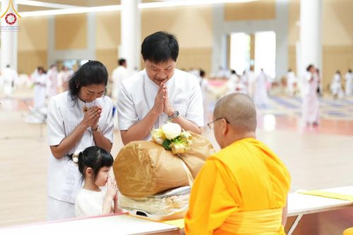 ภาพ No.180865:พิธีถวายภัตตาหารเมนูสวรรค์ และพิธีถวายอุปกรณ์กันหนาว แด่คณะพระภิกษุสามเณรวัดพระธรรมกาย วันอาทิตย์ที่ 8 ธันวาคม พ.ศ.2567 ณ สภาธรรมกายสากล วัดพระธรรมกาย