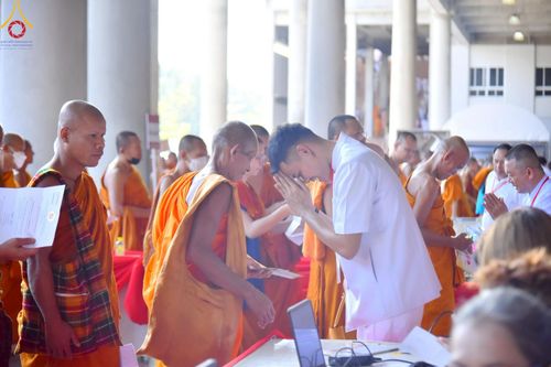 ภาพ No.219327:บรรยากาศการเดินทางเข้าวัดพระธรรมกาย , การต้อนรับปฏิสันถาร , การฉันภัตตาหารเช้า , การลงทะเบียนพระสังฆาธิการ  เนื่องในวันคุ้มครองโลก พิธีถวายมหาสังฆทานคณะสงฆ์ 40,000 กว่าวัดทั่วประเทศ ณ วัดพระธรรมกาย