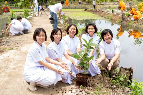 ภาพ No.238590:วันอาทิตย์ที่ 17 สิงหาคม พ.ศ. 2568 พิธีทอดผ้าป่าบำรุงศูนย์อบรมเยาวชนนครปฐม ครบรอบ 14 ปี และพิธีปลูกต้นไม้รอบสระเศรษฐี ณ ศูนย์อบรมเยาวชนนครปฐม