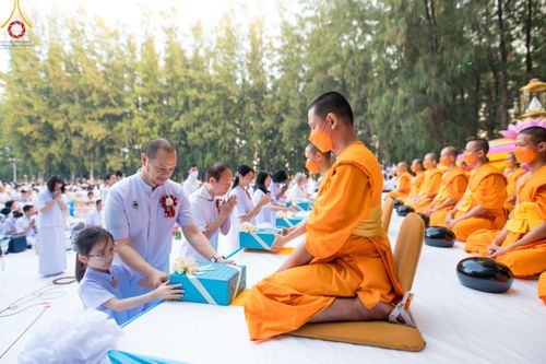 ภาพ No.107428:พิธีตักบาตรพระธรรมยาตราฯ ในโครงการธรรมยาตรากตัญญูบูชา มหาปูชนียาจารย์ พระมงคลเทพมุนี(สด จนฺทสโร) พระผู้ปราบมาร ปีที่ 12 ณ อนุสรณ์สถานมหาวิหารพระมงคลเทพมุนี อ.สองพี่น้อง จ.สุพรรณบุรี วันที่ 7 มกราคม พ.ศ. 2567