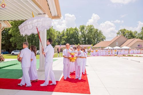 ภาพ No.234652:วันอาทิตย์ที่ 20 กรกฎาคม  พ.ศ.2568 พิธีทอดผ้าป่าภาคพื้นอเมริกา พิธีเจริญพระพุทธมนต์ ฉลองอาคารแก้วธรรมชัยรัตนอนันต์ วัดพระธรรมกายเทนเนสซี ประเทศสหรัฐอเมริกา