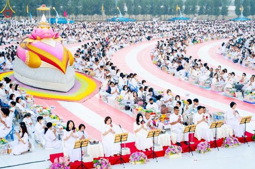 ภาพ No.201079:พิธีตักบาตรพระธรรมยาตรา ณ อนุสรณ์สถานลำดับที่ 5 สถานที่เผยแผ่วิชชาธรรมกายครั้งแรก อนุสรณ์สถานบางปลา วัดบางปลา อำเภอบางเลน จังหวัดนครปฐม ในโครงการธรรมยาตรา กตัญญูบูชา มหาปูชนียาจารย์ พระมงคลเทพมุนี(สด จนฺทสโร) พระผู้ปราบมาร อนุสรณ์สถาน 7 แห่ง ปีที่ 13