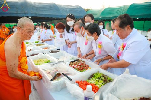 ภาพ No.109052:พิธีถวายภัตตาหารเป็นสังฆทาน แด่คณะพระธรรมยาตราฯ ในโครงการธรรมยาตรากตัญญูบูชา มหาปูชนียาจารย์ พระมงคลเทพมุนี(สด จนฺทสโร) พระผู้ปราบมาร อนุสรณ์สถาน 7 แห่ง ปีที่ 12 วันที่ 9 มกราคม พ.ศ. 2567 ณ อนุสรณ์สถานคลองบางนางแท่น  อ.สามพราน จ.นครปฐม