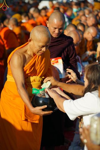 ภาพ No.103893:พิธีตักบาตรพระ 1,000 รูป ครั้งที่ 7 ถวายเป็นพุทธบูชา เพื่อช่วยเหลือคณะสงฆ์ 323 วัด 4 จังหวัดชายแดนภาคใต้ และถวายแด่คณะสงฆ์จังหวัดพิษณุโลก ณ ลานธรรมธุดงคสถานพิษณุโลก อ.วังทอง จ.พิษณุโลก วันที่ 24 ธันวาคม พ.ศ. 2566