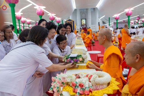 ภาพ No.123291:พิธีพระราชทานสัญญาบัตร พัดยศ และผ้าไตร แด่พระสงฆ์ในเขตปกครองคณะสงฆ์หนกลาง ณ วัดพระศรีมหาธาตุ เขตบางเขน กรุงเทพมหานคร และพิธีมุทิตาสักการะพระสังฆาธิการ ผู้ได้รับเลื่อนและตั้งสมณศักดิ์ ตามพระบรมราชโองการ ณ วัดพระธรรมกาย ในวันที่ 4 กุมภาพันธ์ พ.ศ. 2567