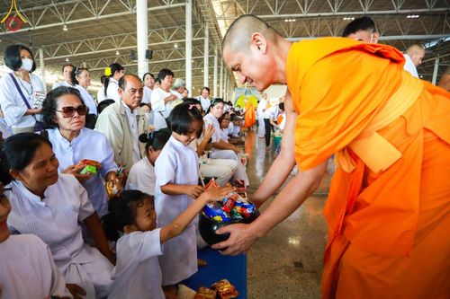 ภาพ No.158981:พิธีตักบาตร ในวันอาทิตย์ต้นเดือน วันที่ 6 ตุลาคม พ.ศ. 2567 ณ สภาธรรมกายสากล วัดพระธรรมกาย