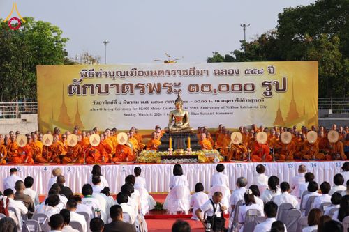 ภาพ No.312603:วันอาทิตย์ที่ 8 มีนาคม พ.ศ.2569 ทำบุญเมืองนครราชสีมา 558 ปี ตักบาตรพระ 10,000 รูป