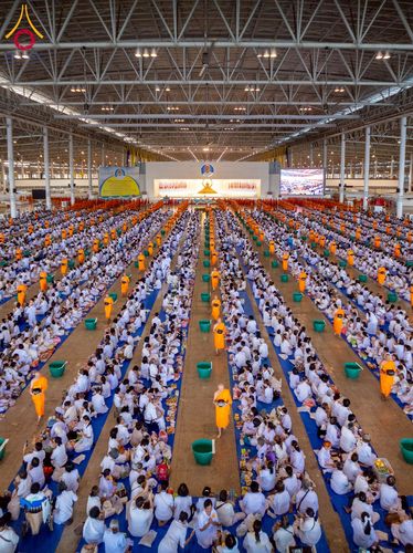 ภาพ No.256822:วันที่ 5 ตุลาคม พ.ศ. 2568 พิธีตักบาตร ข้าวสารอาหารแห้ง ณ บ้านแก้วเรือนทองคุณยายฯ สภาธรรมกายสากล วัดพระธรรมกาย