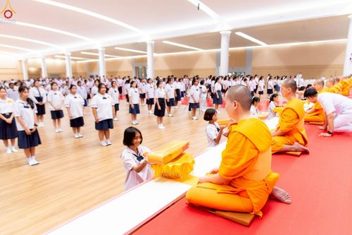 ภาพ No.245969:วันเสาร์ที่ 13 กันยายน พ.ศ. 2568 พิธีมอบผ้าไตรประธานกฐินสัมฤทธิ์เด็กดี V-Star ณ สภาธรรมกายสากล วัดพระธรรมกาย